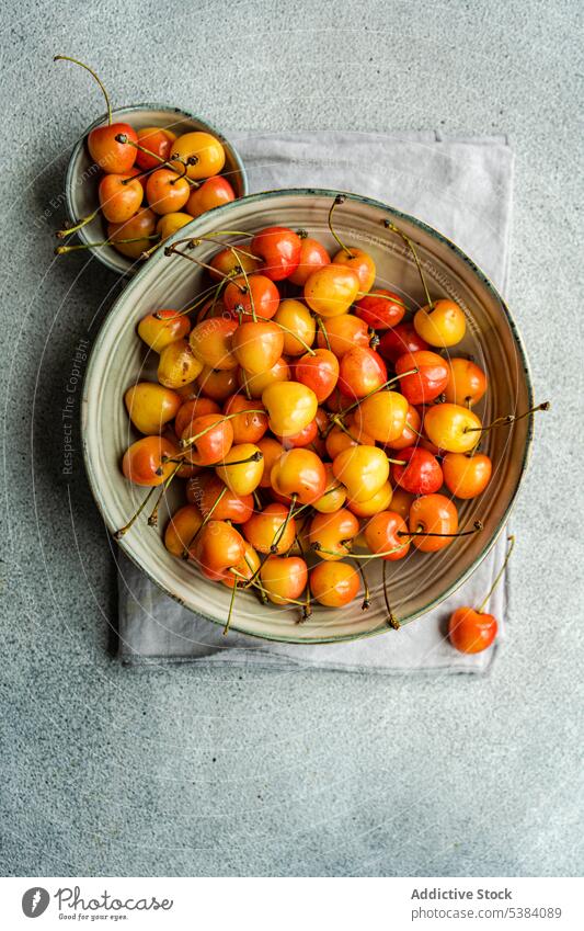 Süßkirschen in der Schale Hintergrund Beeren Schalen & Schüsseln Kirsche Beton Dessert essen Essen Lebensmittel frisch Frucht grau Gesundheit Mahlzeit Serviette