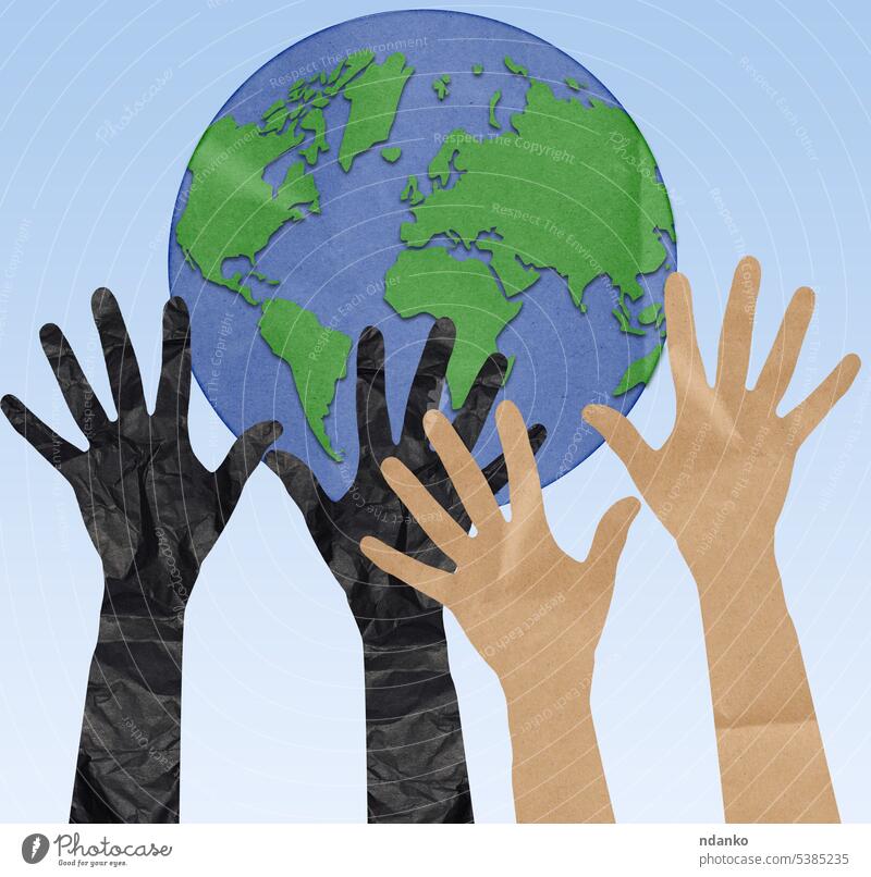 Aus zerknülltem Papier ausgeschnittene Hände werden zur Form einer Weltkugel erhoben. Das Konzept des Umweltschutzes, der Ökologie Globus Erde menschlich Hand
