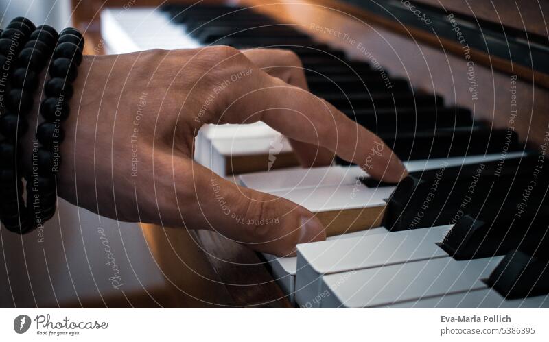 männliche Hand beim Klavier spielen Mann Armband Tastatur Tasteninstrumen Instrument Musik Musiker Musikinstrument musizieren Freizeit & Hobby üben Klassik