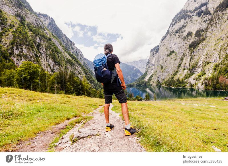 Backpacker. Mann wandert. wunderschöne bayerische Landschaft hinter und zwischen Königsee und Obersee, Schönau am Königssee wandern aktiv Erwachsener Abenteuer