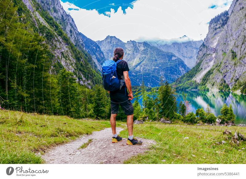 Backpacker. Mann wandert. wunderschöne bayerische Landschaft hinter und zwischen Königsee und Obersee, Schönau am Königssee wandern aktiv Erwachsener Abenteuer