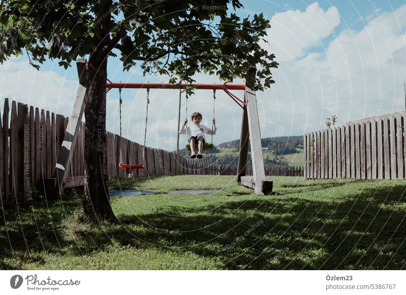 Kind auf der Schaukel schaukeln Lebensfreude Freude Glück glücklich Zufriedenheit Spielen Kindheit Außenaufnahme Fröhlichkeit Bewegung Spaß Spielplatz
