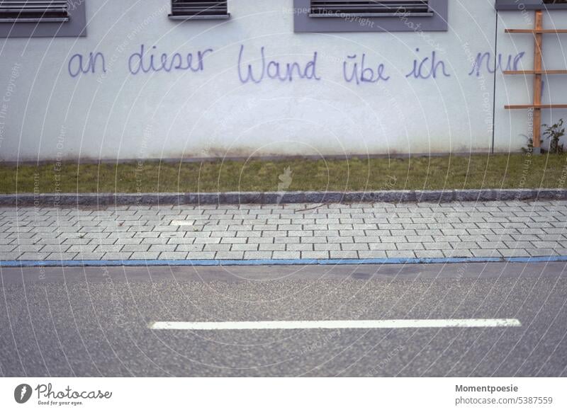 üben Graffiti Wand Hausfassade Mauer Schriftzeichen Architektur Wort Zeichen Buchstaben Typographie Straßenkunst Kunst Worte Worte haben Macht Fassade Text