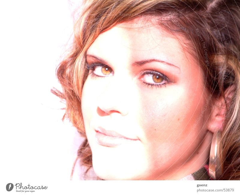 Frech.... Frau schön Model Beautyfotografie brünett Schminke Kosmetik Gesicht Ohrringe ausdrucksstark Auge Mund Haare & Frisuren