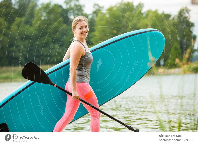 Junge sportliche Frau paddelt auf dem Fluss, stehend auf dem Sup Board. aktiv Aktivität Abenteuer attraktiv Strand schön Holzplatte Boarding Kaukasier Übung