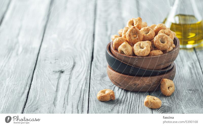 Taralli oder tarallini, Kopierraum Snack Italienisch Amuse-Gueule Lebensmittel traditionell Textfreiraum Transparente knackig Küche Bohnenkraut gebacken Rezept