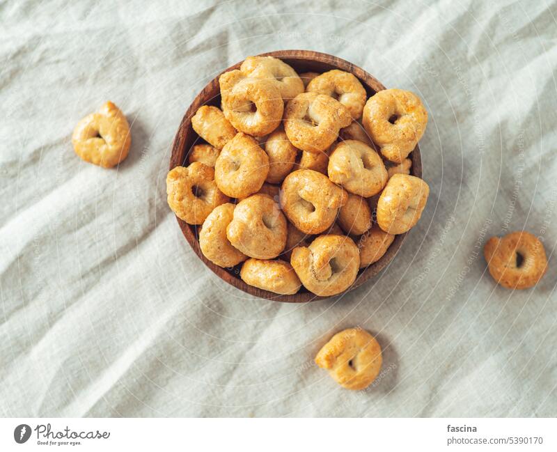 Taralli oder Tarallini, Kopierraum, Flachlegung taralli tarallini Snack Italienisch Amuse-Gueule Lebensmittel traditionell Textfreiraum flache Verlegung