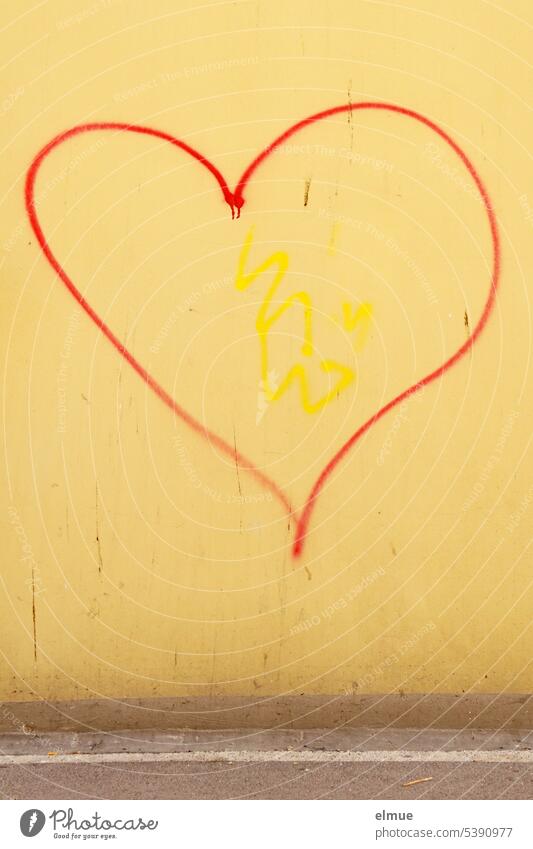 Dauerbrenner I ein Herz - mit rot an eine gelbe Wand gemalt herzförmig Liebeserklärung Liebesbeweis Romantik Sachbeschädigung Liebesbekundung Liebesgruß Blog