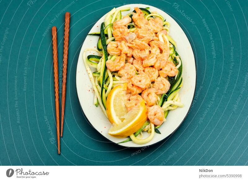 Shrimps mit Gemüsebeilage. Granele Krabbe fzucchini Lebensmittel Meeresfrüchte Gesundheit Teller Essen zubereiten Amuse-Gueule asiatisch gebraten geschmackvoll