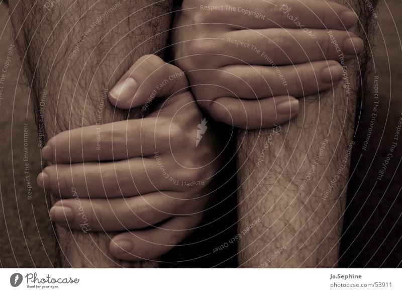 Ausbruchsversuch Körper Hand Finger Beine Haut Behaarung Anspannung Berührung Halt verschränkt festhalten dazwischen umfassen Enge Erwachsene maskulin