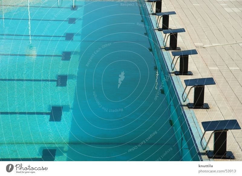 Swimming Pool Schwimmbad Startblock ruhig Glätte Freibad blau Wasser Eisenbahn Erfolg