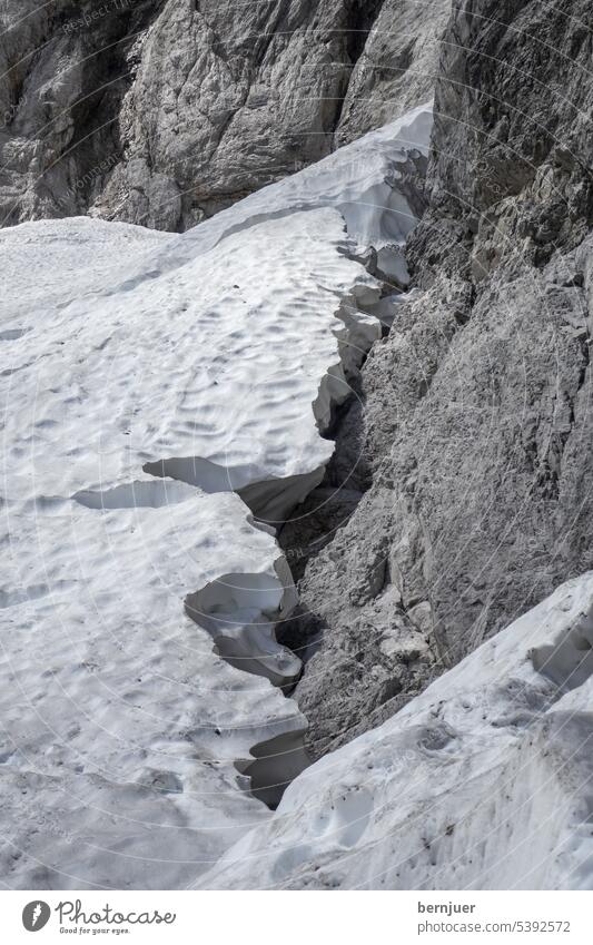 Gletscher auf der Zugspitze in Bayern Höllentalferner Eis Klettern Deutschland Karwendel Alpen Landschaft Outdoor Fels Abenteuer Extrem Helm Berg Kletterer Gurt
