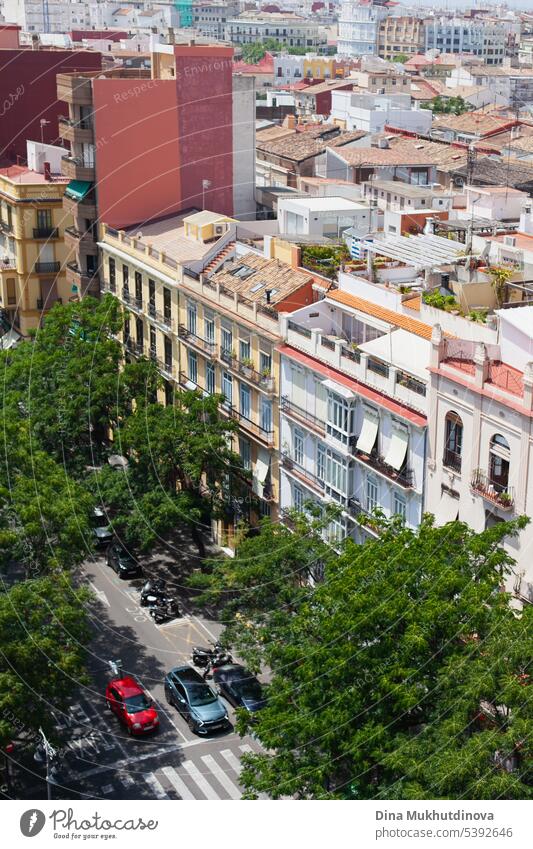 Luftaufnahme des Botanischen Viertels in Valencia, Spanien. Stadtbild von oben. Hitzewelle im Sommer in Europa. antik Wohnhaus Architektur Gegend Basilika