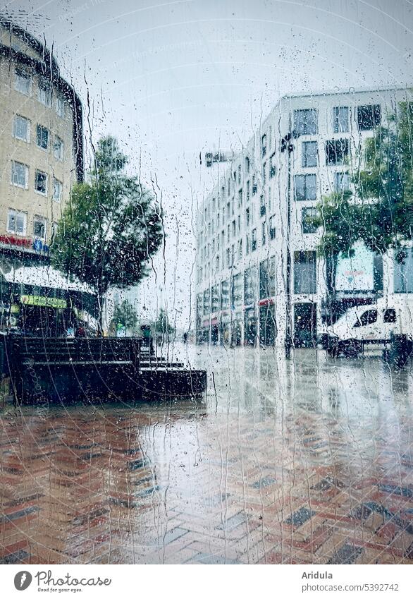 Blick durch die Fensterscheibe | Altona bei Regen Regentropfen Stadt Fußgängerzone nass schlechtes Wetter Wassertropfen Regenwetter Häuser Auto Menschenleer