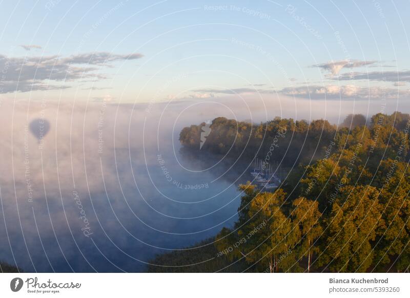 Schatten von einem Heißluftballon auf Wolken über Trakai in der Nähe von Bäumen über Wasser. Farbfoto Außenaufnahme Natur Menschenleer Landschaft Umwelt Himmel