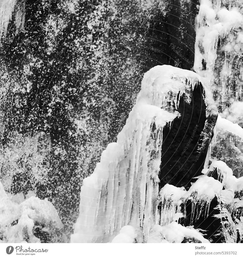 Wasser, Schnee und besondere Eisformen auf Island Wasserfall Wasserfallausschnitt fallendes Wasser Eisfigur abstrakt Eisschmelze Schneeformen Figuren isländisch