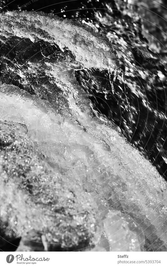 Wasserfallausschnitt mit vereistem Wasser auf Island Ostisland Frost eisig frostig kalt Islandwetter Eis Kälte Urkraft Wasserkaskade Kaskade Wasserkraft