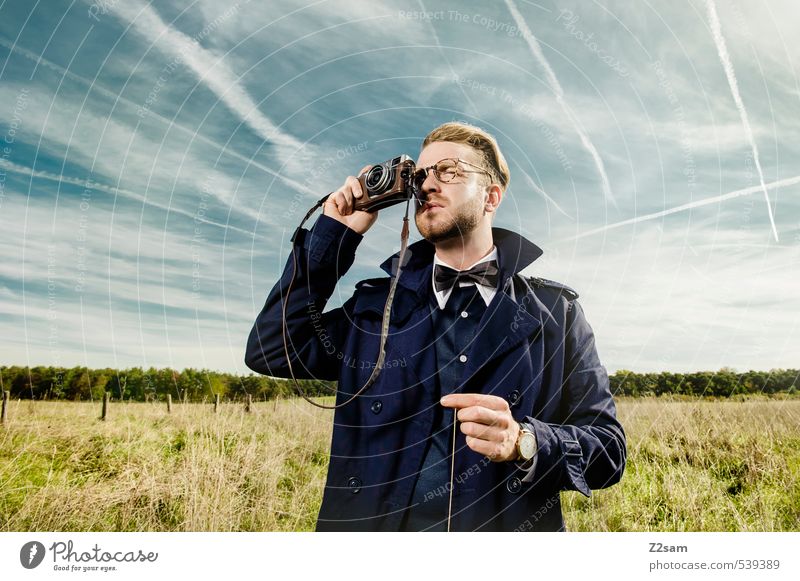 Mann fotografiert in der Natur Lifestyle elegant Stil Ausflug maskulin Junger Mann Jugendliche 30-45 Jahre Erwachsene Landschaft Himmel Herbst Schönes Wetter