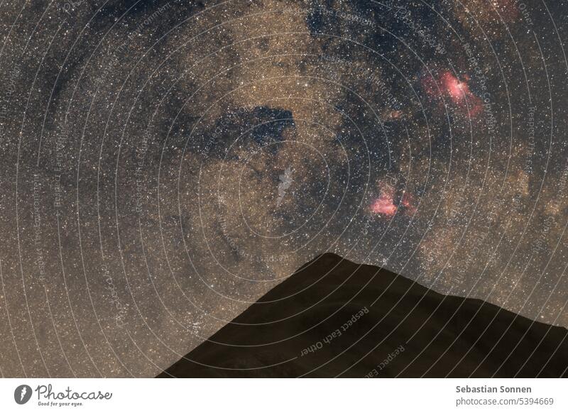 Sterne am Nachthimmel mit den Nebeln M16 und M17 im Sternbild Schütze über einem Berggipfel in den Pyrenäen, Frankreich Raum Berge u. Gebirge Himmel Astronomie