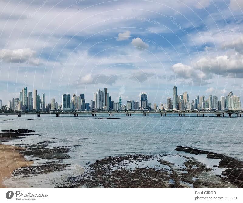 Blick auf die Wolkenkratzer von Panama-Stadt aus dem alten Stadtteil Casco Viejo altes Stadtviertel Stadtwolkenkratzer Panamastadt Großstadt Landschaft MEER