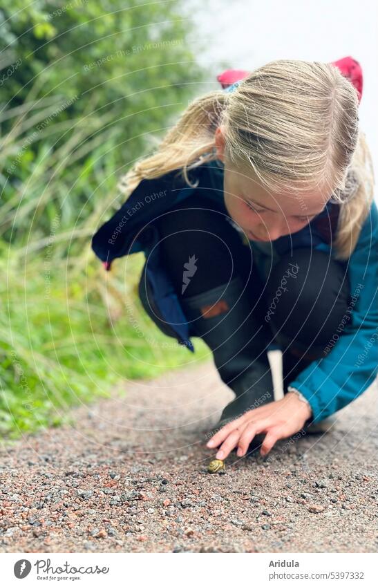 Dauerbrenner | Schnecke retten Kind Weg sammeln beobachten Hände berühren Tier Schneckenhaus Außenaufnahme Sommer nass klein lernen Natur