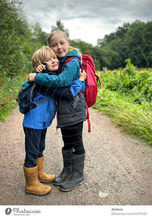 Dauerbrenner | eine Umarmung Geschwister Kindheit Kinder Junge Mädchen Liebe Geschwisterliebe Freundschaft Lächeln mögen liebevoll Natur draußen wandern