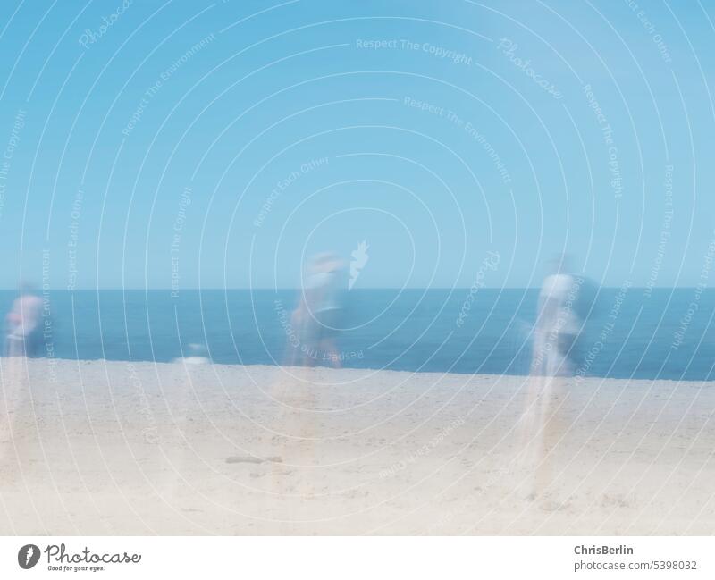 Sommerliches Strandfoto mit unscharfen Personen Küste Natur Himmel Meer Landschaft Wasser Sand Ferien & Urlaub & Reisen Tourismus Erholung Sommerurlaub Farbfoto