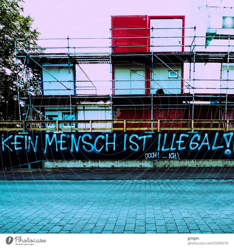 Doch! ... Ich! Graffiti Baustelle Schriftzeichen Mauer Menschenleer Fassade Außenaufnahme Wand Buchstaben Farbfoto Straßenkunst Wandmalereien Schmiererei