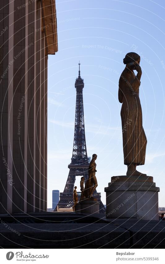 Goldskulpturen auf dem Trocadero mit dem Eiffelturm im Hintergrund, Paris Statue Bildhauerei Großstadt reisen Kunst berühmter Ort Frankreich Chaillot im Freien