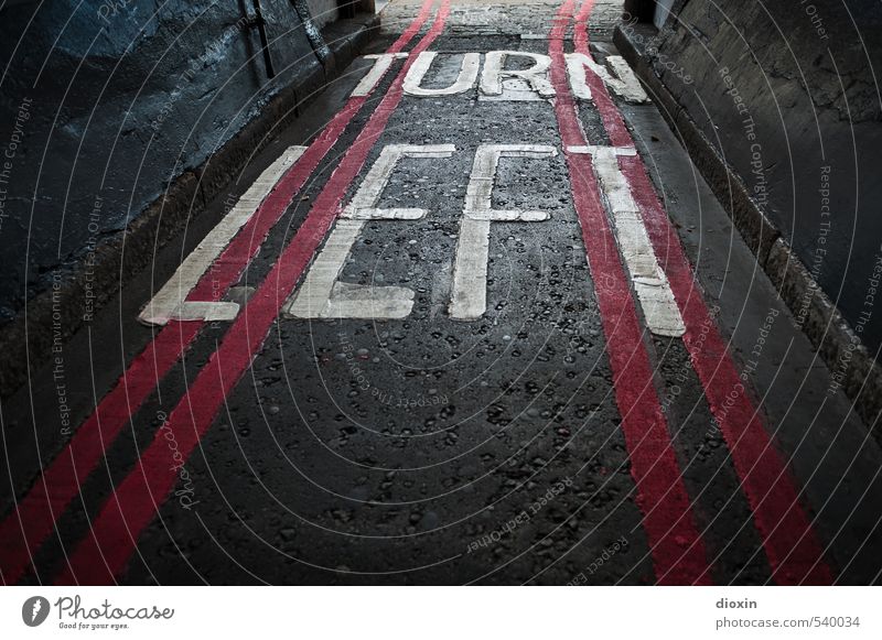 Linksabbieger London England Großbritannien Stadt Hauptstadt Stadtzentrum Menschenleer Verkehr Verkehrswege Straßenverkehr Ausfahrt Schriftzeichen