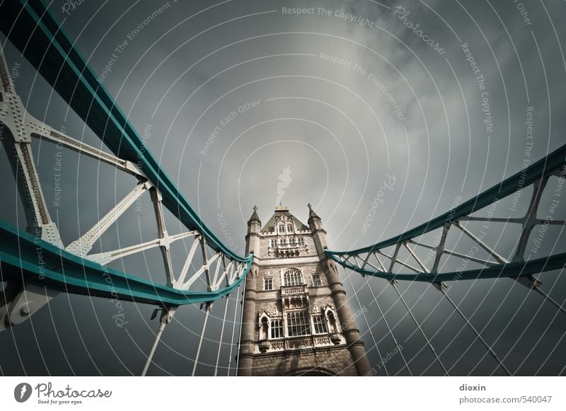 Tower Bridge -1- Ferien & Urlaub & Reisen Tourismus Sightseeing Städtereise Himmel Wolken Gewitterwolken Sonnenlicht Wetter schlechtes Wetter London England
