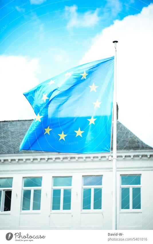 Europäische Flagge weht im Wind Europa wehen vereint Fahne Sterne blau Gebäude Himmel EU Politik & Staat Europafahne Europäische Union Fahnenmast Europaflagge