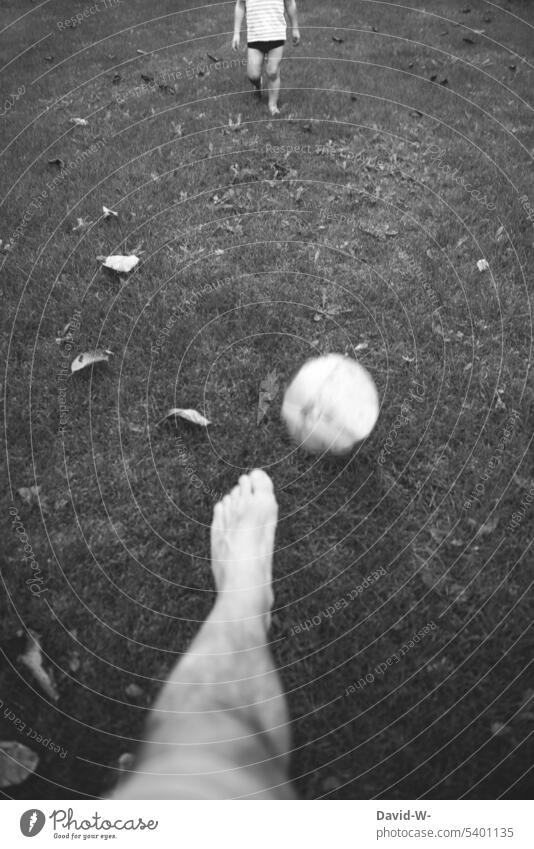 Vater und Sohn spielen Fußball Spielen Papa Zusammensein Junge Eltern Kind Vergangenheit Erinnerung Nostalgie