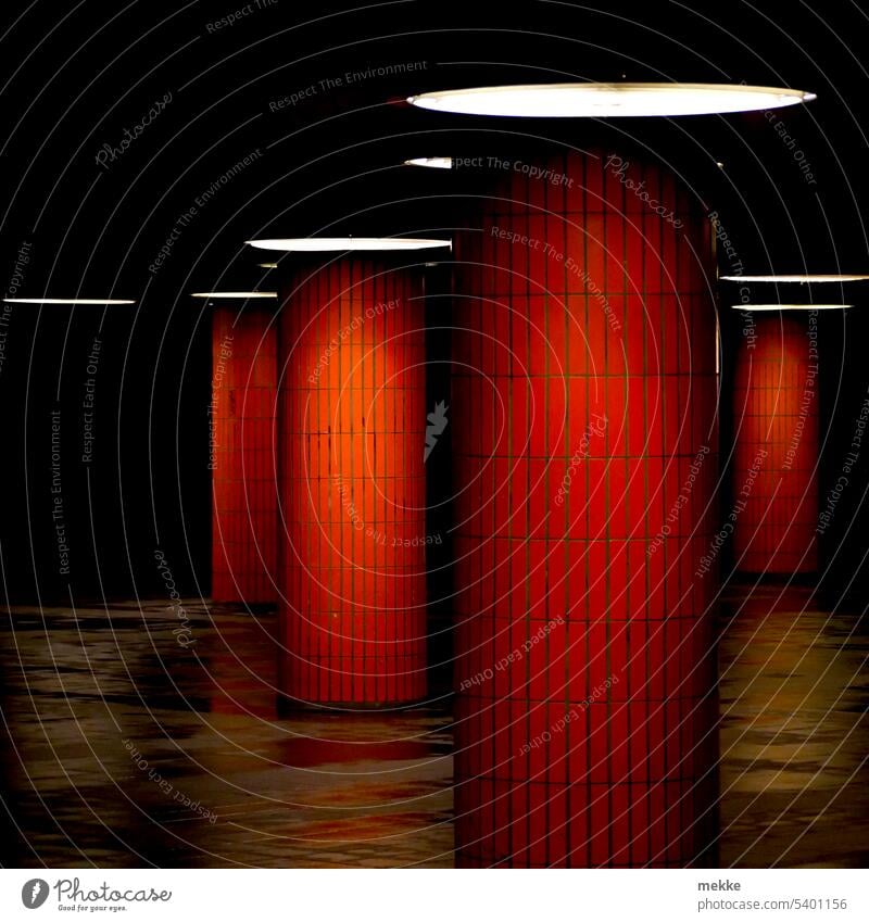 monumentaler Untergrund Unterführung Tunnel Licht Durchgang Schatten Architektur Beleuchtung Neonlicht Fliesen u. Kacheln unterirdisch Kunstlicht Berlin
