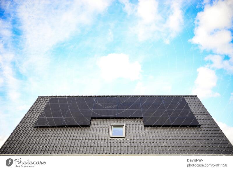 Dach eines Hauses mit Solarzellen bei schönem Wetter PV PV-Anlage Solarenergie Erneuerbare Energie erneuerbare energien Photovoltaikanlage nachhaltig