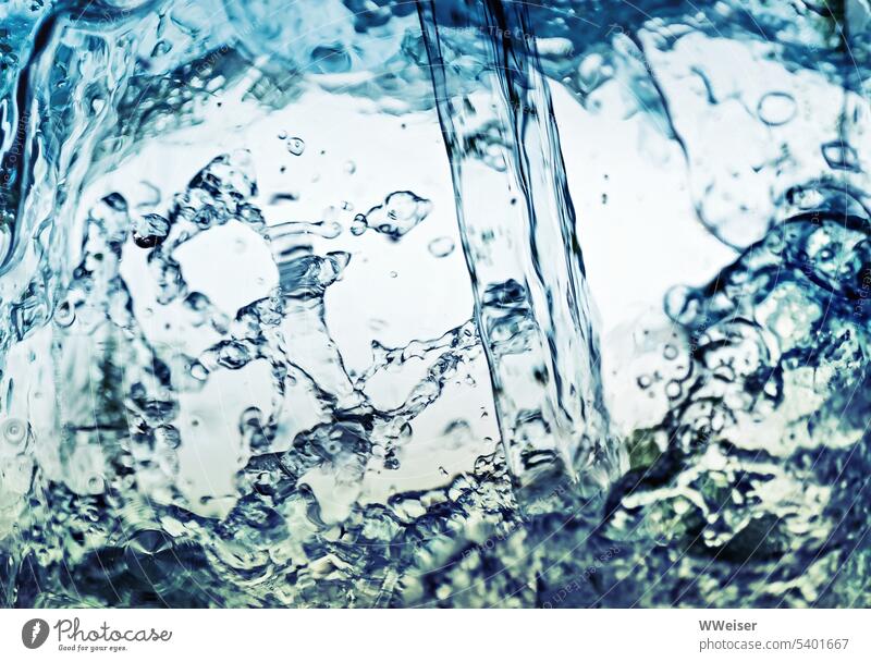Kühles, frisches Wasser fließt, spritzt und plätschert Wasserstrahl kühl nass spritzen fließen stürzen plätschern Tropfen wirbeln kalt Frische Erfrischung