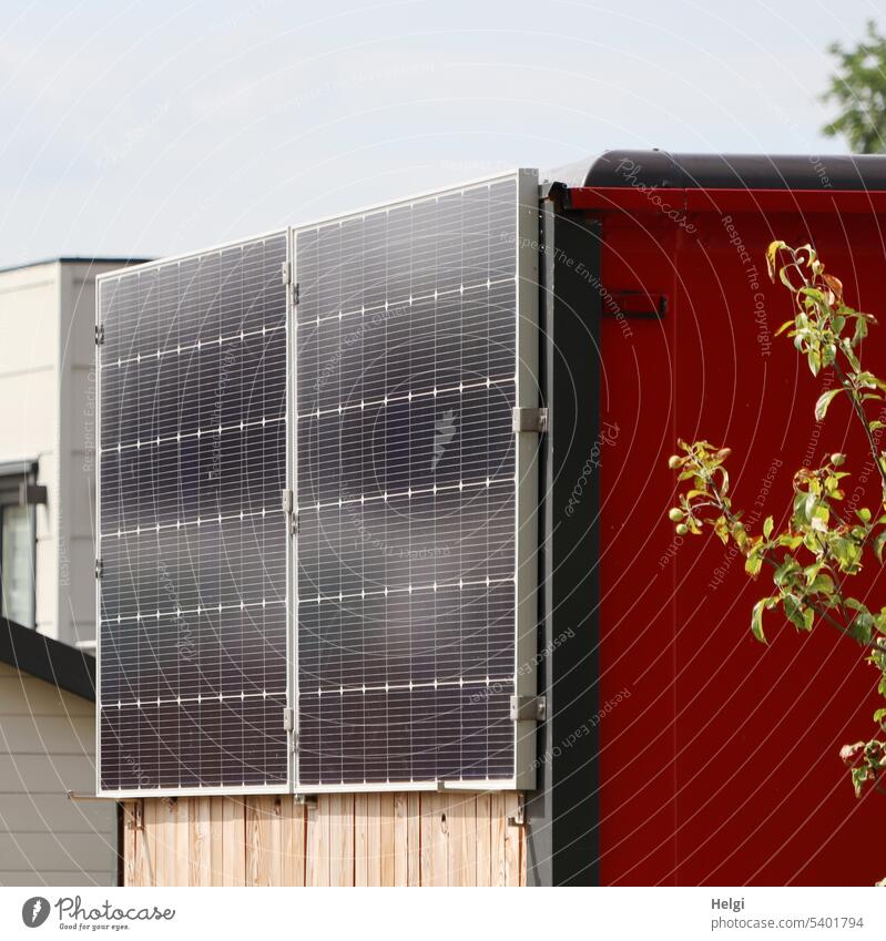 Solarmodule an der Wand eines Tiny-Hauses Solaranlage Balkonkraftwerk Energiegewinnung umweltfreundlich Erneuerbare Energie nachhaltig ökologisch