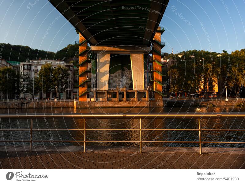 Das Brückenbauwerk La Salve von unten in Bilbao Stadt Konstruktion Design Struktur industriell Beton architektonisch Architektur Sonnenuntergang dunkel Fluss