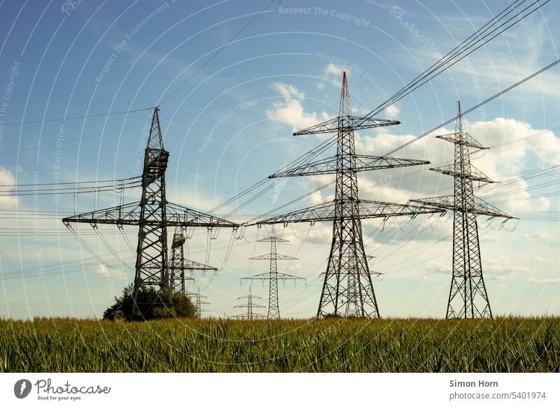 Strommasten auf einem Feld Hochspannungsmast Überlandleitung Energiewirtschaft Umspannwerk Leitung Stromtrasse Energieversorgung Energiesicherheit