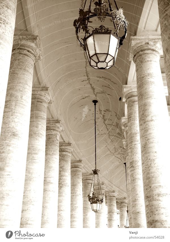 Säulenpräsenz Lampe Petersplatz Rom Bauwerk Italien historisch Sightseeing Gotteshäuser Wege & Pfade alt Architektur