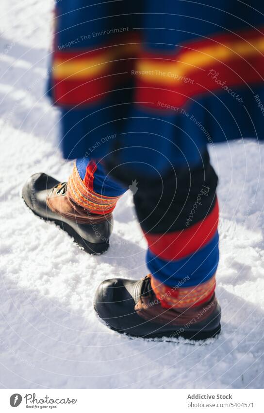 Anonyme Person in kofte Winter authentisch einheimisch Schnee gakti Wald Landschaft heimatlich Tracht Saison kalt Frost Winterzeit Wetter Stiefel cool Stoff