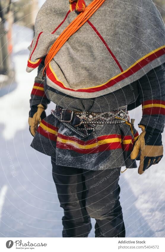 Anonyme Person in Kofte und Fäustlingen in der Landschaft stehend saami Winter authentisch einheimisch gakti Wald heimatlich Fausthandschuh Tracht Schnee Saison