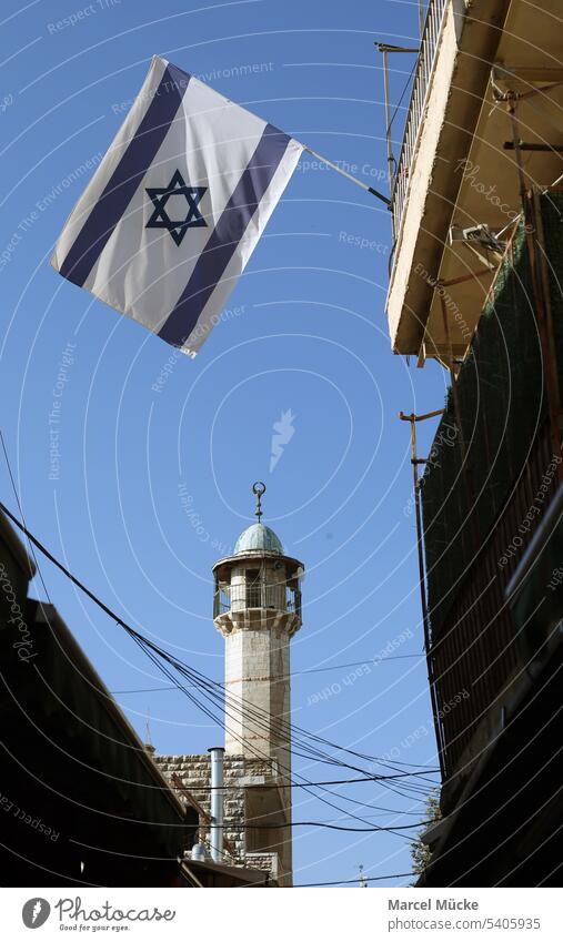 Altstadt von Jerusalem (Israel). Israel-Flaggen hängen an einem Gebäude, dahinter das Minarett einer Moschee. Reisen Tel Aviv Fahne Fahnen National Nationalität