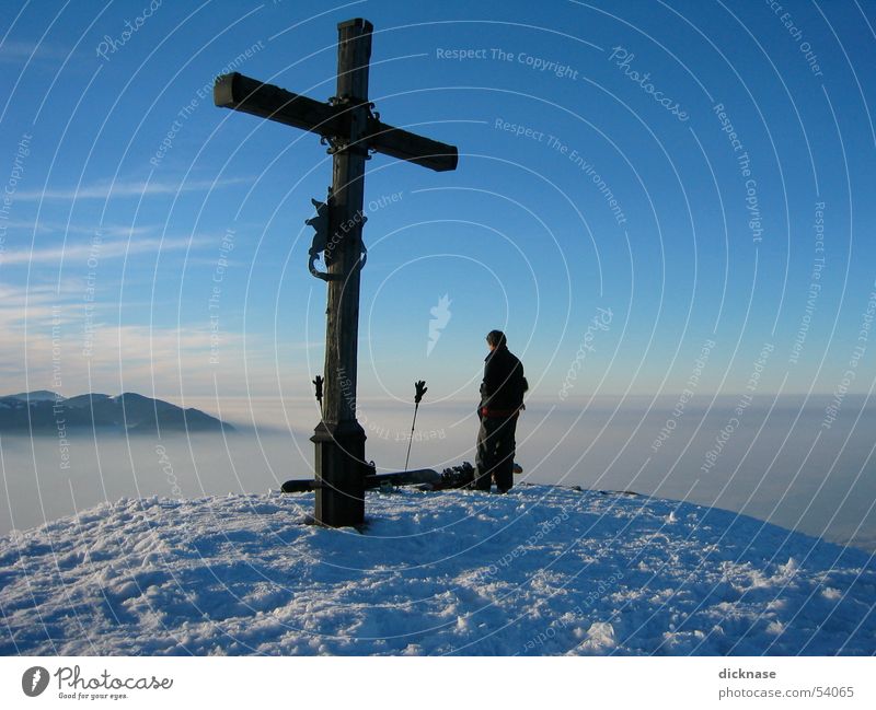 Gipfelkreuz am Heuberg nahe Rosenheim Nebel Hochnebel Skistöcke Ferien & Urlaub & Reisen entdecken besteigen Erstbesteigung Schnee Berge u. Gebirge heuberg