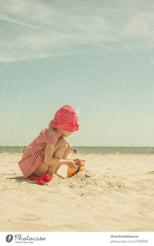 Unendlich Sommer Lifestyle Zufriedenheit Spielen Kinderspiel Ferien & Urlaub & Reisen Tourismus Sommerurlaub Sonne Strand Meer Mädchen Kindheit Leben 3-8 Jahre