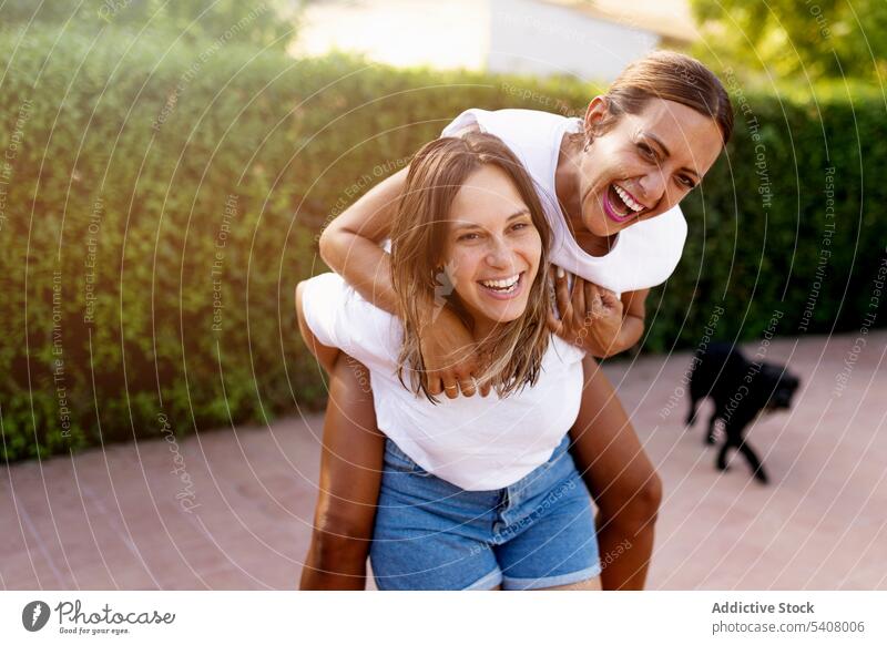 Gesellschaft von fröhlichen Frauen, die Spaß in der Stadt haben Huckepack Spaß haben Freundschaft Lachen Humor Bonden Großstadt Sommer Wochenende Zusammensein