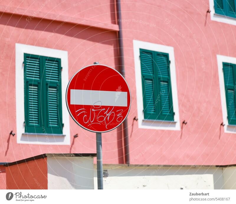 Durchfahrt verboten - Verkehrsschild vor rosa Fassade mit grünen Fensterläden Verbot Schild Sperre gesperrt Verkehrswende Verbotsschild Schilder & Markierungen