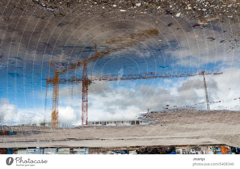Kräne in Pfütze Reflexion & Spiegelung Baustelle Himmel Stimmung Industriefotografie bauen Wolken Arbeit & Erwerbstätigkeit Wirtschaft Baukran Kran