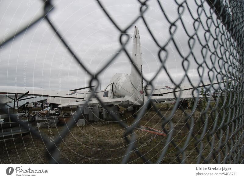 Alaska | Flugzeugschrottplatz | hier fliegt nichts mehr Schrottplatz Flugzeuge abgefrackt Frack verschrotten alt Zaun Rost kaputt schrottreif Verfall Metall