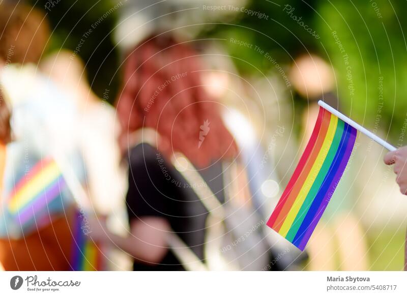 Rückansicht der Menschen Spalte während der Lgbt Pride Parade. Menschenmenge auf der Stadtstraße mit Regenbogenfahne. lgbtq Stolz nicht-binär Fahne Straße